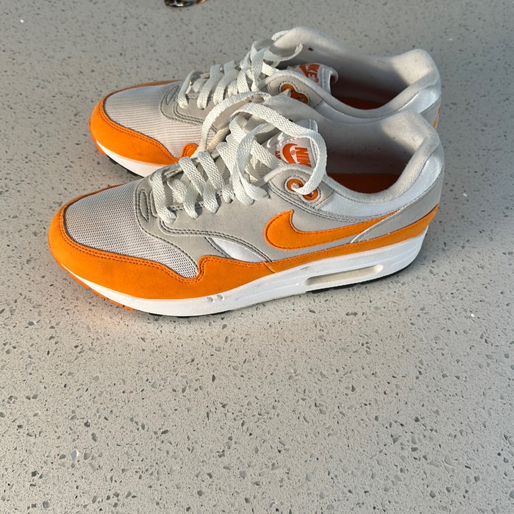 Nike Men’s size 7/women’s 8.5 air max 1